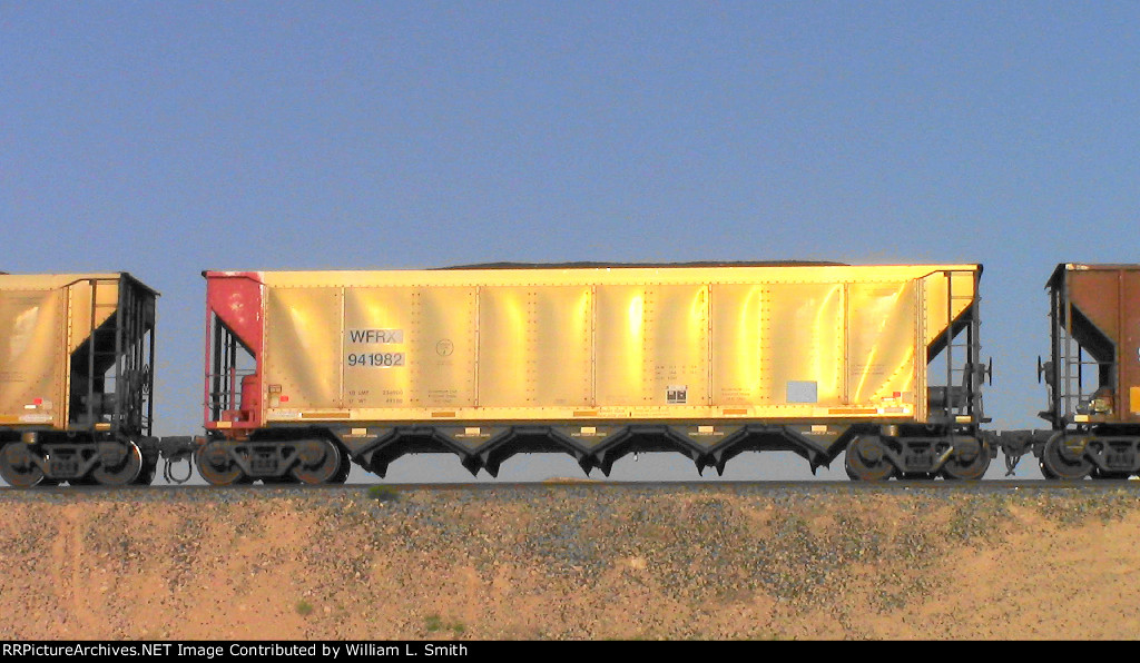 WB Unit Loaded Hooper Frt at Erie NV W-Pshr -98